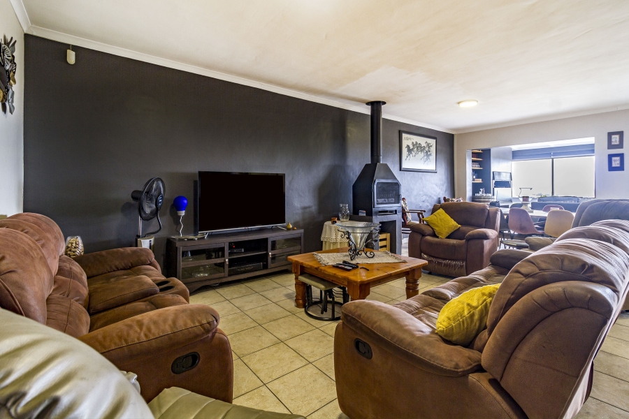 5 Bedroom Property for Sale in Die Wingerd Western Cape